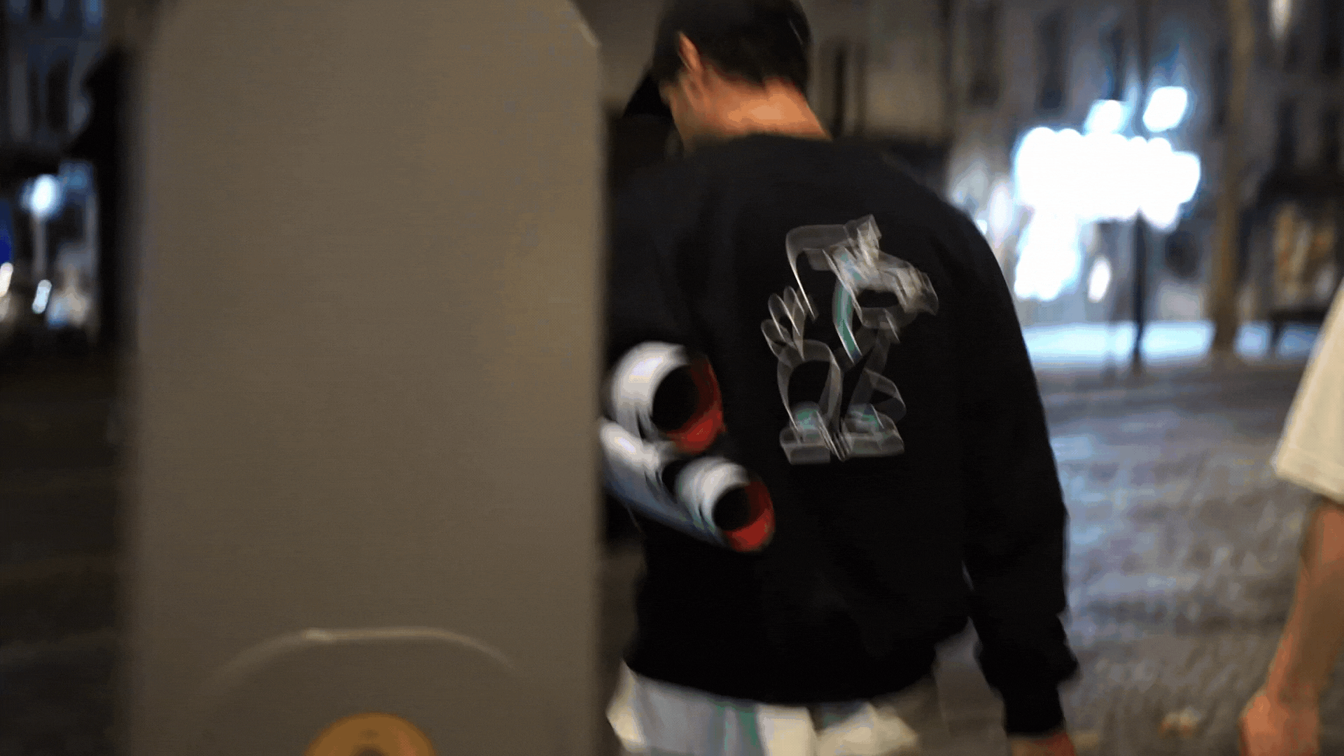 flying-for-you-service-affichage-sauvage-flying-wall