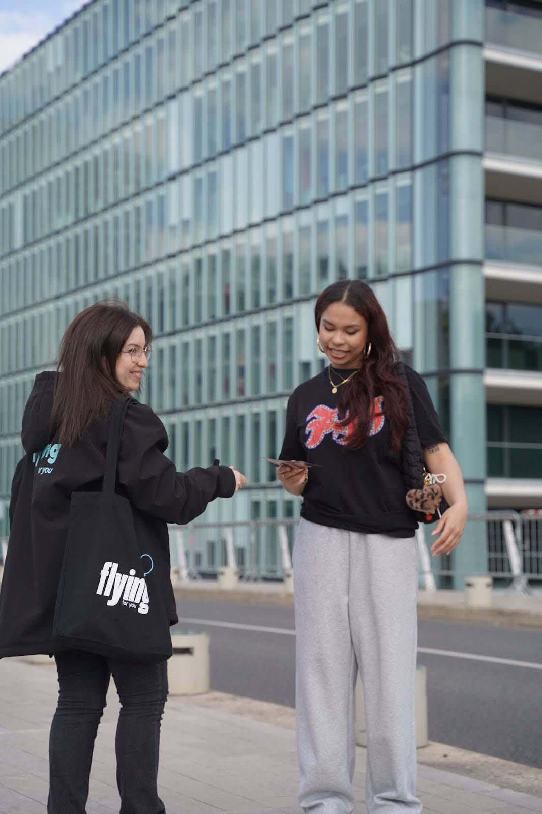 street-marketing-cible-main-a-main-pour-restaurants