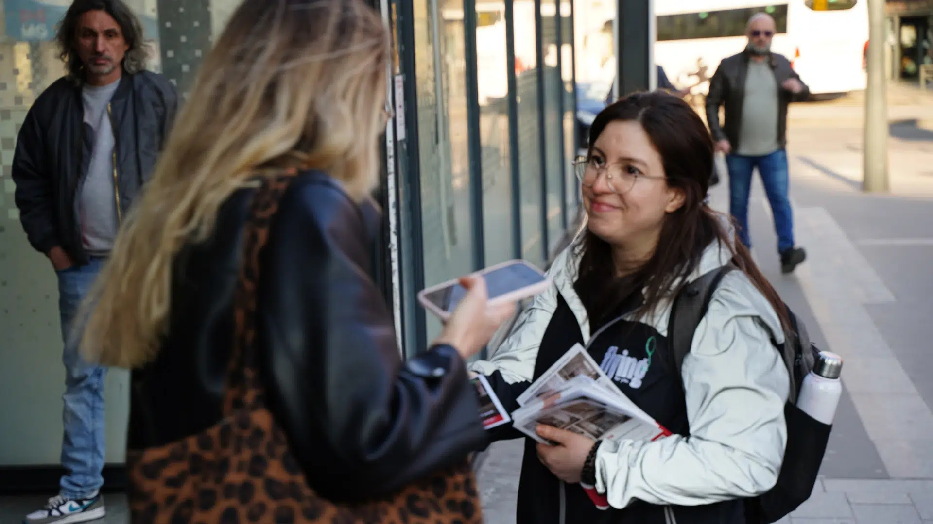 main-a-main-depot-et-porte-a-porte-pour-accompagner-boitage